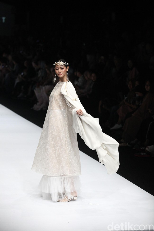 Fashion show Barli Asmara terinspirasi oleh wanita aktif yang dinamis di kota besar Asia Selatan. Yang ditampilkan di panggung Jakarta Fashion Week 2020, Senayan City, Jakarta. Sabtu [26/10/2019]. Foto: Rifkianto Nugroho/detikcom