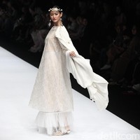 Fashion show Barli Asmara terinspirasi oleh wanita aktif yang dinamis di kota besar Asia Selatan. Yang ditampilkan di panggung Jakarta Fashion Week 2020, Senayan City, Jakarta. Sabtu [26/10/2019]. Foto: Rifkianto Nugroho/detikcom