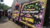Ucapan duka dan karangan bunga sudah memenuhi rumah duka. Misericordias Domini/detikHOT