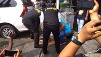 Bom bunuh diri itu terjadi usai apel di Polrestabes Medan. Pelaku masuk ke Polrestabes Medan menggunakan atribut ojek online.
