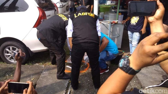 Olah TKP usai ledakan bom bunuh diri di Polrestabes Medan. Foto: Datuk Haris Molana Olah TKP usai ledakan bom bunuh diri di Polrestabes Medan. Foto: Datuk Haris Molana
