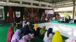 Foto: Tradisi Mandikan Benda Pusaka Kerajaan di Ciamis