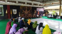 Tradisi yang dilaksanakan Rabu (13/11/2019) ini dihadiri keluarga keturunan Kerjaan Galuh dan Keadipatian Galuh, kabuyutan serta warga mengikuti prosesi tersebut. (Dadang Hermansyah/detikcom)
