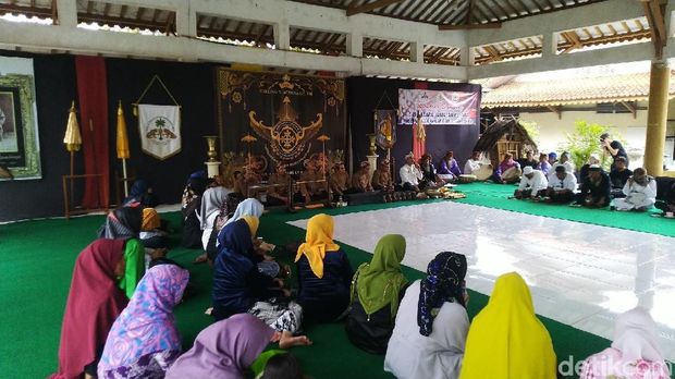 Tradisi Mandikan Benda Pusaka, Filosofinya Bersihkan Diri