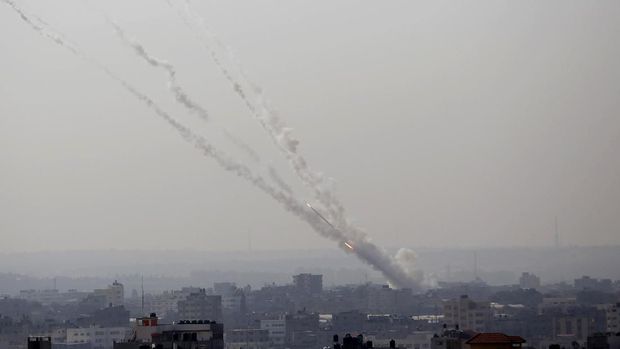Momen saat rentetan roket ditembakkan dari Gaza ke Israel sebagai serangan balasan