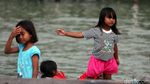 Melihat Keceriaan Anak-anak Bermain di Kampung Nelayan