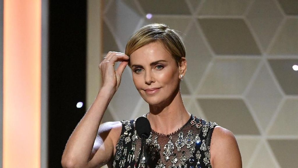 Berambut Pendek, Charlize Theron Ternyata Terinspirasi Pemain Bola Berambut Pendek, Charlize Theron Ternyata Terinspirasi Pemain Bola