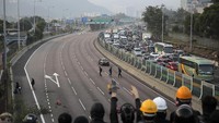 Pada jam sibuk makan siang hari Rabu, lebih dari 1.000 demonstran memblokir jalan di jantung distrik keuangan kota ini. Banyak demonstran memakai masker wajah yang berarti melanggar larangan pemakaian wajah selama demonstrasi yang baru saja diberlakukan.