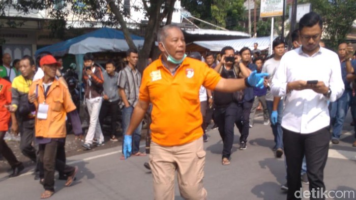 Foto: Olah TKP bom bunuh diri di Polrestabes Medan (Datuk Haris Molana/detikcom) Foto: Olah TKP bom bunuh diri di Polrestabes Medan (Datuk Haris Molana/detikcom)