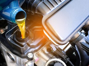 Masih Bingung Aja Kapan Waktu yang Tepat Ganti Oli Mesin Mobil, Cek Ini Ya!