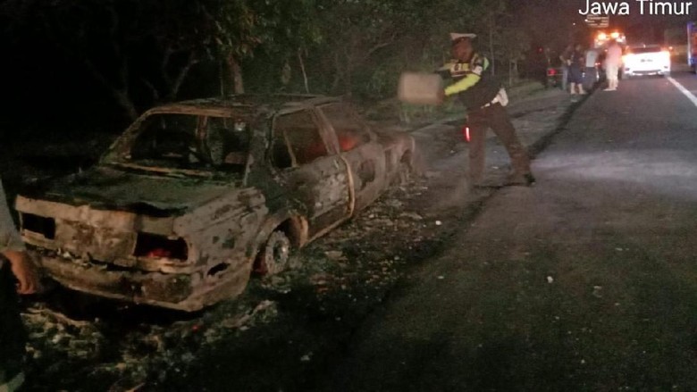 Sebuah Mobil Terbakar di Tol Sidoarjo Diduga Akibat Korsleting Listrik Sebuah Mobil Terbakar di Tol Sidoarjo Diduga Akibat Korsleting Listrik