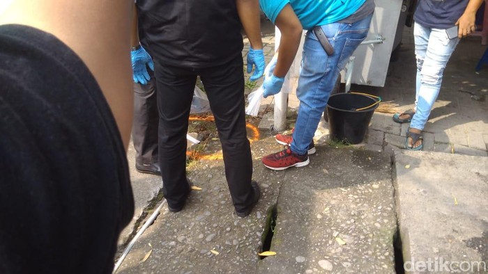 Foto: Olah TKP bom bunuh diri di Polrestabes Medan (Datuk Haris Molana/detikcom) Foto: Olah TKP bom bunuh diri di Polrestabes Medan (Datuk Haris Molana/detikcom)
