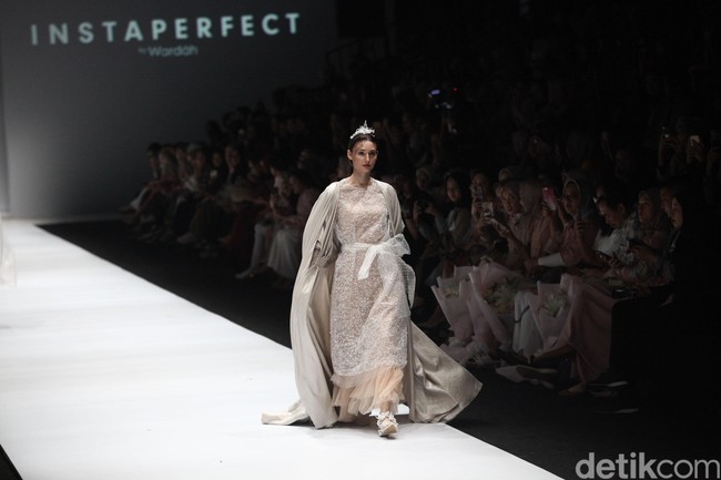 Fashion show Barli Asmara terinspirasi oleh wanita aktif yang dinamis di kota besar Asia Selatan. Yang ditampilkan di panggung Jakarta Fashion Week 2020, Senayan City, Jakarta. Sabtu [26/10/2019]. Foto: Rifkianto Nugroho/detikcom