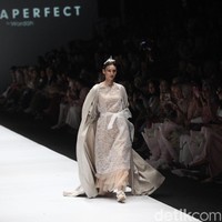 Fashion show Barli Asmara terinspirasi oleh wanita aktif yang dinamis di kota besar Asia Selatan. Yang ditampilkan di panggung Jakarta Fashion Week 2020, Senayan City, Jakarta. Sabtu [26/10/2019]. Foto: Rifkianto Nugroho/detikcom