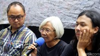 Maria Catarina Sumarsih memberikan keterangan terkait aksi peringatan 21 tahun Tragedi Semanggi I yang digelar di Universitas Atma Jaya, Jakarta.