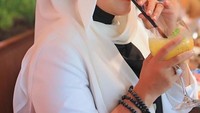 Tampil cantik dan awet muda, Sarita habiskan waktu luangnya untuk bersantai di salah satu kafe, sambil menyesap minuman dingin yang menyegarkan. Foto: Instagram @queen_saritaabdulmukti