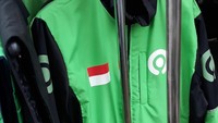 Selain melalui situs belanja online, atribut ojol masih dapat dibeli melalui beberapa kios di pinggir jalan. Kios pinggir jalan ini menjual atribut ojol mulai dari helm, jaket, kaos, hingga vest dan sarung tangan dengan lambang ojol tertera. Kisaran harga yang dijualpun relatif tidak jauh beda dari yang dijual secara online.