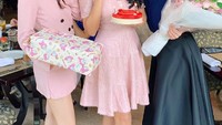 Ini pose Jolene Marie kala memberikan kejutan berupa kue ulang tahun kepada sahabatnya di salah satu kafe bergengsi. Foto: Instagram @joleneemarie
