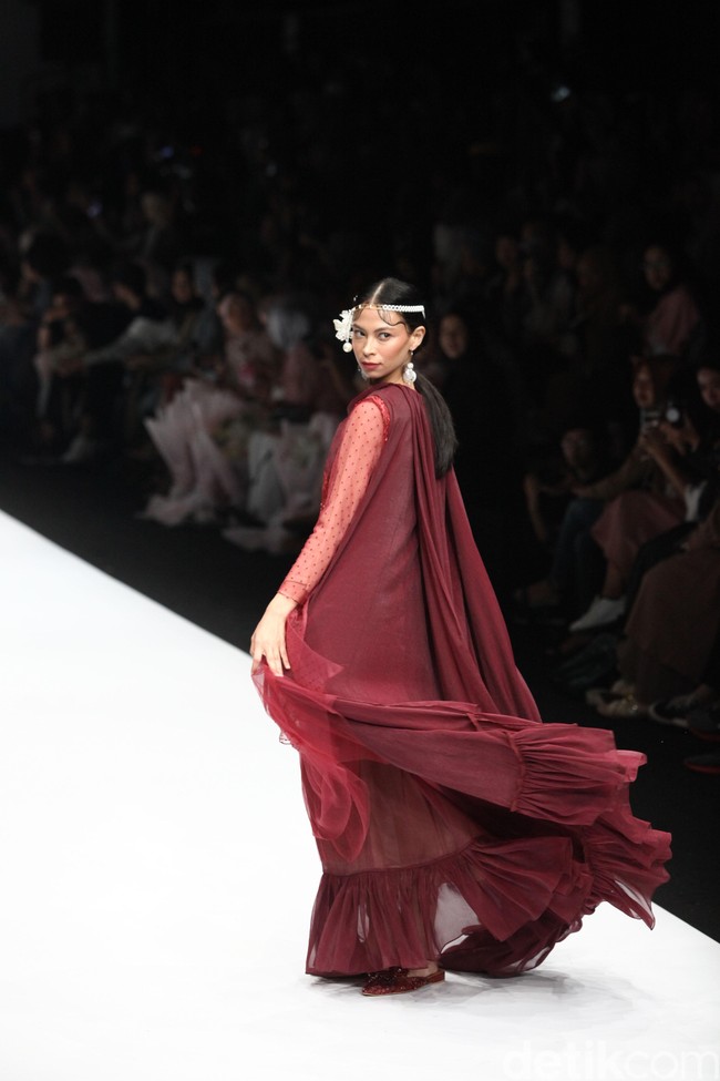 Fashion show Barli Asmara terinspirasi oleh wanita aktif yang dinamis di kota besar Asia Selatan. Yang ditampilkan di panggung Jakarta Fashion Week 2020, Senayan City, Jakarta. Sabtu [26/10/2019]. Foto: Rifkianto Nugroho/detikcom