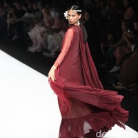 Fashion show Barli Asmara terinspirasi oleh wanita aktif yang dinamis di kota besar Asia Selatan. Yang ditampilkan di panggung Jakarta Fashion Week 2020, Senayan City, Jakarta. Sabtu [26/10/2019]. Foto: Rifkianto Nugroho/detikcom