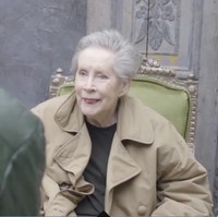 Dari pandangan pertama, James melihat sang nenek memiliki pesonanya sendiri. Hingga akhirnya tahu bahwa Lesley memiliki sejarah sebagai model, sang fotografer langsung mengajaknya pemotretan.  Foto: dok. Huntington House