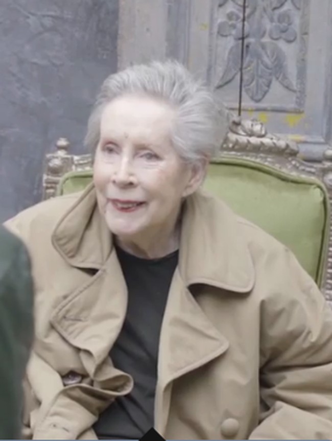 Dari pandangan pertama, James melihat sang nenek memiliki pesonanya sendiri. Hingga akhirnya tahu bahwa Lesley memiliki sejarah sebagai model, sang fotografer langsung mengajaknya pemotretan.  Foto: dok. Huntington House