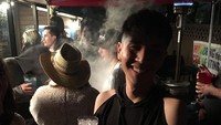 Jajan di street food malam, Reid menikmati minuman di tengah kerumunan. Segelas minuman siap dinikmatinya bersama seorang teman. Foto: instagram @media_reid