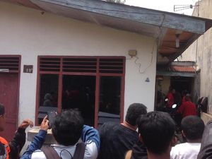 Polisi Geledah Rumah Terduga Pelaku Bom Bunuh Diri di Polrestabes Medan