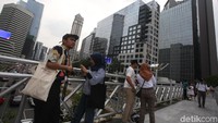 Beberapa warga sengaja datang untuk sekedar mengabadikan momen.