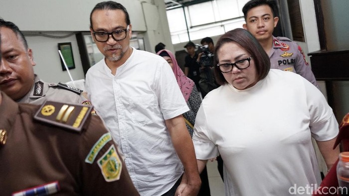 Nunung dan Jan Sambiran saat ditemui di Pengadilan Negeri Jakarta Selatan.
