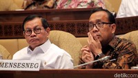 Mensesneg Pratikono dan Seskab Pramono Anung nampak mendengarkan pemaparan dari Komisi II DPR saat menghadiri rapat kerja di DPR.