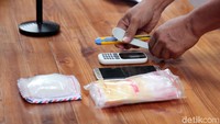 Barang bukti yang diamankan seperti sabu dan handphone.