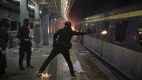 Aktivis Joshua Wong mengatakan di akun Twitter bahwa bentrokan itu telah melukai mahasiswa. Para pengunjuk rasa meningkatkan jumlah kampanye mereka yang bertajuk blossom everywhere dengan cara memblokade jalan dan melakukan aksi vandalisme untuk membuat kota ini lumpuh.