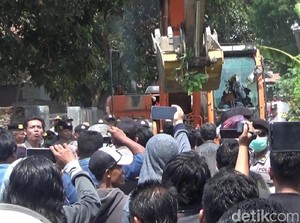 Tolak Eksekusi, Warga Lempari Petugas Pakai Kotoran