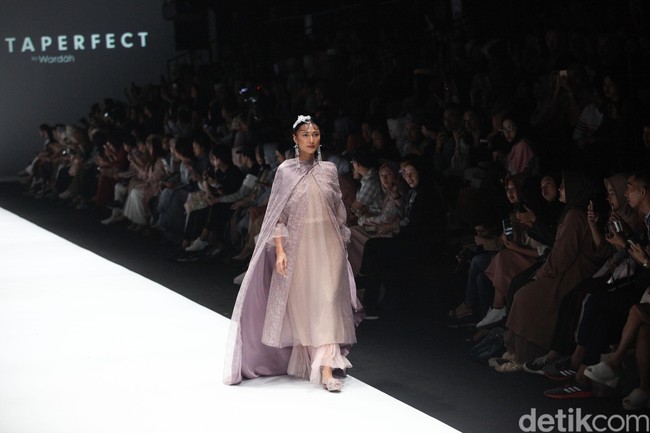 Fashion show Barli Asmara terinspirasi oleh wanita aktif yang dinamis di kota besar Asia Selatan. Yang ditampilkan di panggung Jakarta Fashion Week 2020, Senayan City, Jakarta. Sabtu [26/10/2019]. Foto: Rifkianto Nugroho/detikcom