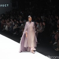 Fashion show Barli Asmara terinspirasi oleh wanita aktif yang dinamis di kota besar Asia Selatan. Yang ditampilkan di panggung Jakarta Fashion Week 2020, Senayan City, Jakarta. Sabtu [26/10/2019]. Foto: Rifkianto Nugroho/detikcom