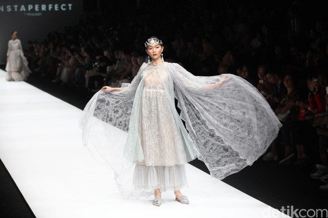 Fashion show Barli Asmara terinspirasi oleh wanita aktif yang dinamis di kota besar Asia Selatan. Yang ditampilkan di panggung Jakarta Fashion Week 2020, Senayan City, Jakarta. Sabtu [26/10/2019]. Foto: Rifkianto Nugroho/detikcom