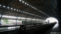 Dari segi desain overkaping-nya, Stasiun Tanjung Priok memiliki kemiripan dengan  Stasiun Central Amsterdam di Belanda. Desain atap peron melengkung setengah lingkaran menjadi ciri khasnya. (Syanti/detikcom)