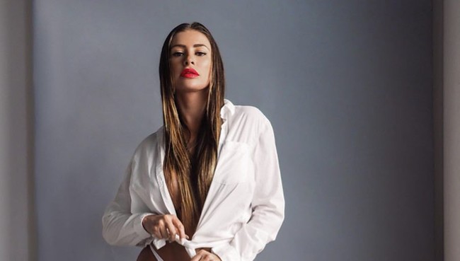  Berbagi momen kocaknya itu di Instagram pada postingan video, Francia pun berteriak Ya Tuhan, apa yang harus saya lakukan? saat hewan lemur tersebut masuk ke dalam bra-nya. Foto: Instagram