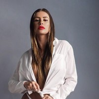  Berbagi momen kocaknya itu di Instagram pada postingan video, Francia pun berteriak Ya Tuhan, apa yang harus saya lakukan? saat hewan lemur tersebut masuk ke dalam bra-nya. Foto: Instagram