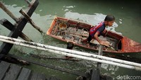 Meski hanya bermain di atas kapal nelayan maupun berenang di kawasan tersebut anak-anak itu nampak ceria.