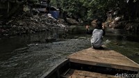 Sejumlah warga beraktivitas di pemukiman bantaran sungai Ciliwung, Kampung Tanah Rendah, Manggarai, Jakarta, Rabu (13/11).