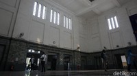 Selain sebagai tujuan KRL, Stasiun Tanjung Priok juga melayani kereta lokal dengan rute Tanjung Priok-Purwakarta. (Syanti/detikcom)