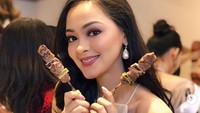 Dengan memegang dua tusuk sate, ini pose cantik Jolene Marie dalam acara makan bersama dengan kontestan Miss Internasional. Foto: Instagram @joleneemarie