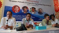 Hadir dalam diskusi tersebut pengamat politik Karyono Wibowo, anggota DPR RI Fraksi PDIP Hugua, pengamat politik Pangi Syarwi, dan pakar hukum tata negara Margarito Kamis.