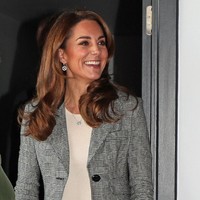 Agar terkesan lebih formal, Kate menambahkan tailored blazer monokrom dalam motif garis-garis. Blazer hadir dengan kantong asimetris yang membuat gaya Kate jauh dari kesan monoton. (Foto: Getty Images)