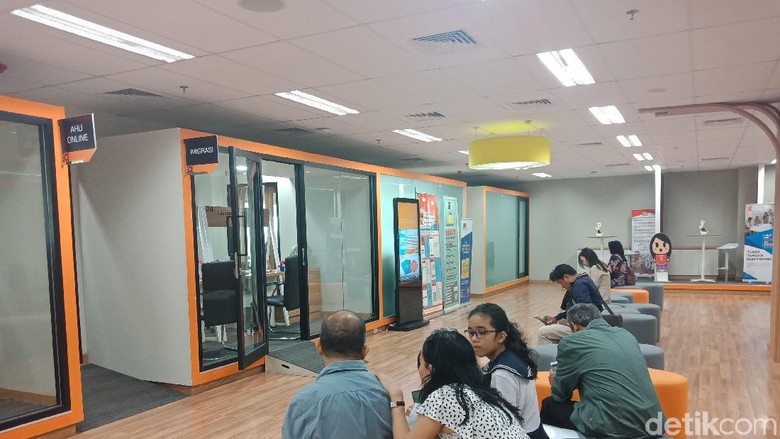 Perpanjang Paspor di Mal Pelayanan Publik DKI Jakarta. (Foto: Putu Intan/detikcom) Perpanjang Paspor di Mal Pelayanan Publik DKI Jakarta. (Foto: Putu Intan/detikcom)