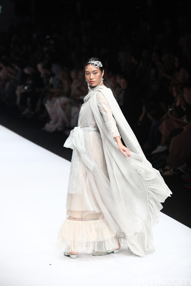 Fashion show Barli Asmara terinspirasi oleh wanita aktif yang dinamis di kota besar Asia Selatan. Yang ditampilkan di panggung Jakarta Fashion Week 2020, Senayan City, Jakarta. Sabtu [26/10/2019]. Foto: Rifkianto Nugroho/detikcom