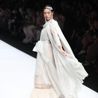 Fashion show Barli Asmara terinspirasi oleh wanita aktif yang dinamis di kota besar Asia Selatan. Yang ditampilkan di panggung Jakarta Fashion Week 2020, Senayan City, Jakarta. Sabtu [26/10/2019]. Foto: Rifkianto Nugroho/detikcom