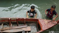 Tak heran, tanpa membutuhkan latihan yang intensif anak-anak tersebut sudah mahir berenang sejak kecil.